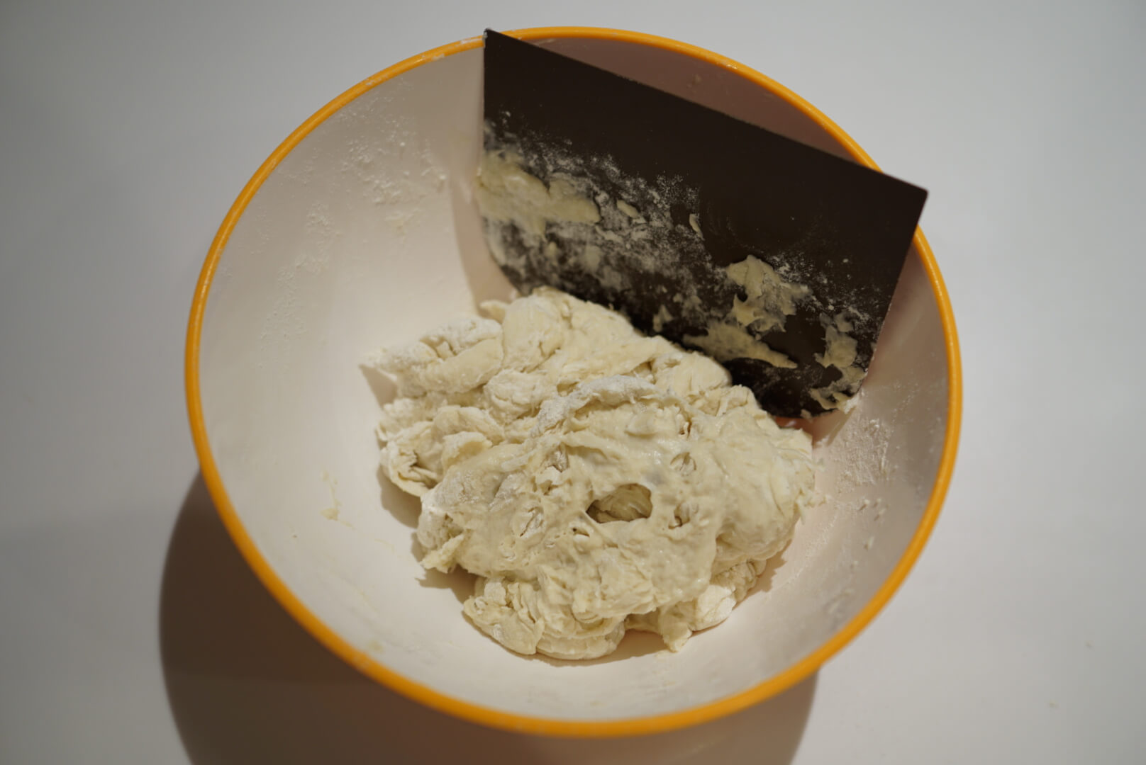 だいぶ粉っぽさが残り、混ざり切っていない状態で一旦止めます。