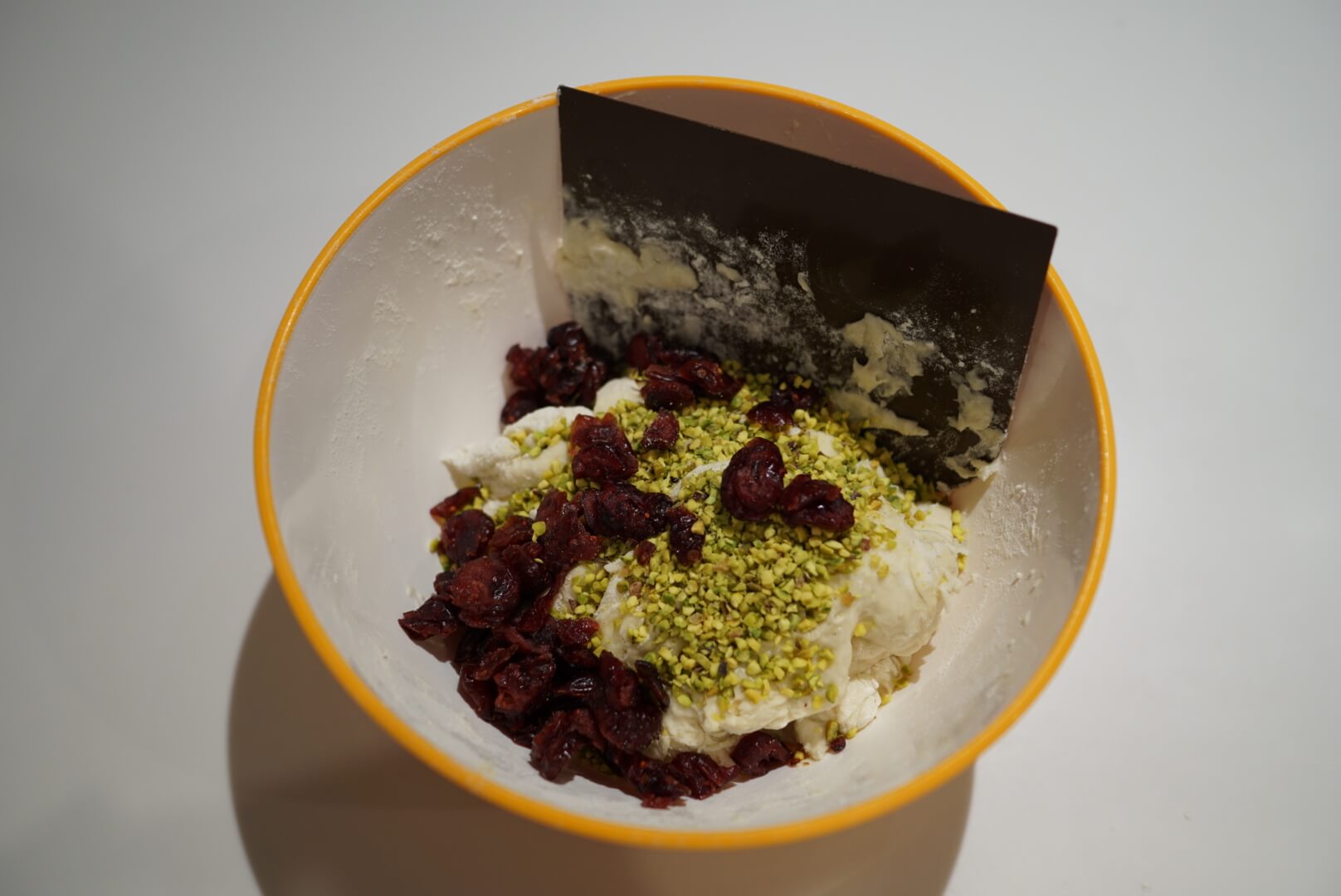 ピスタチオとクランベリーを入れます。