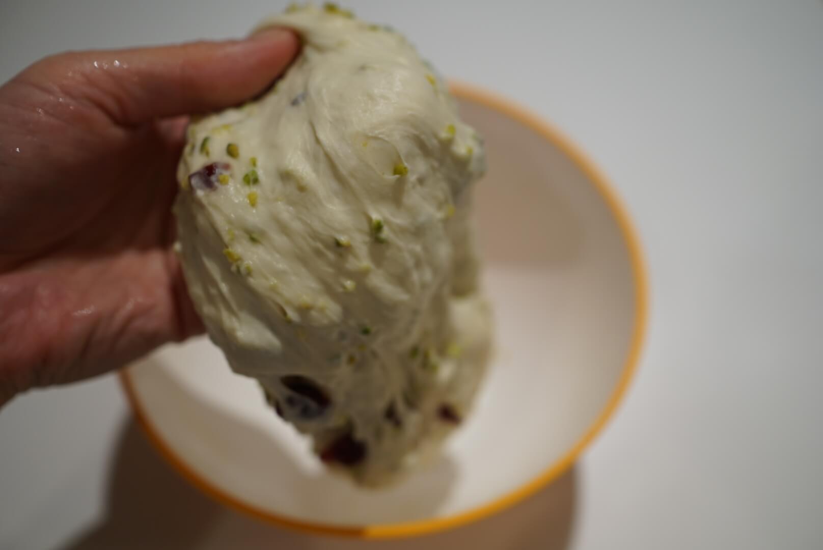 手を濡らして、生地を丸めなおします。