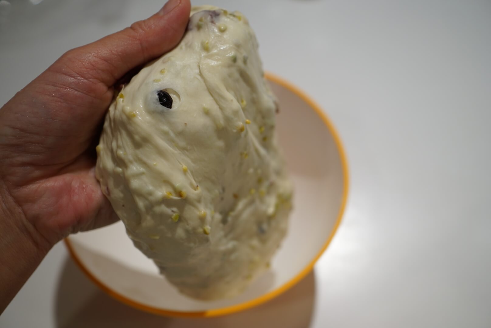 手を濡らして、生地をまとめなおします。