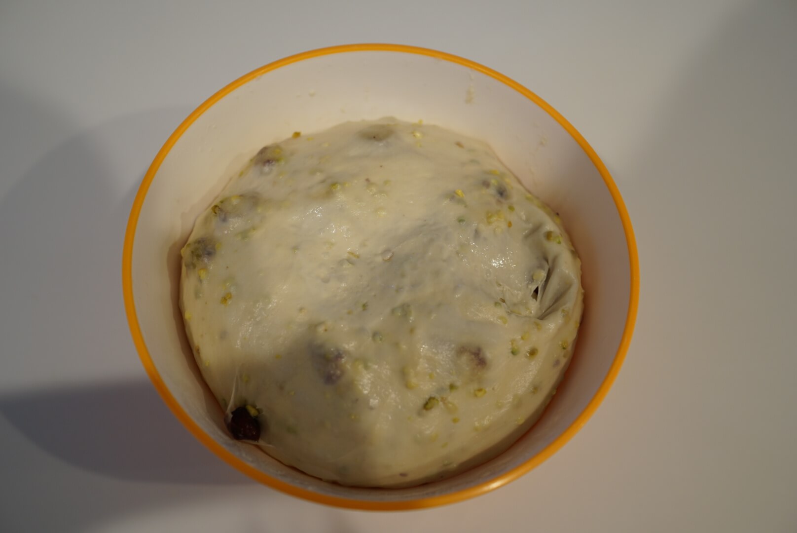 生地が最初の状態より２倍に膨らんでいれば一次発酵完了です。