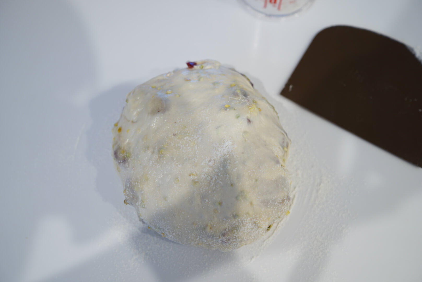 台に打ち粉（分量外）をして、生地をボウルから取り出します。