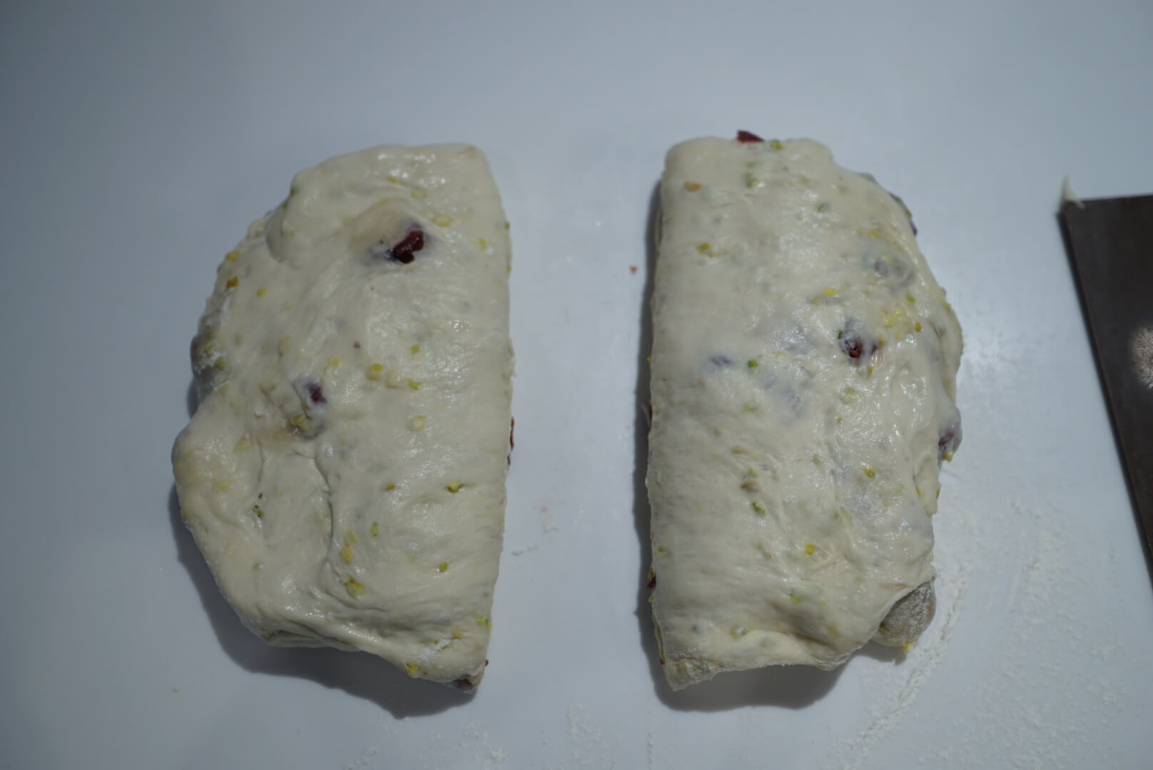 生地を二分割します。