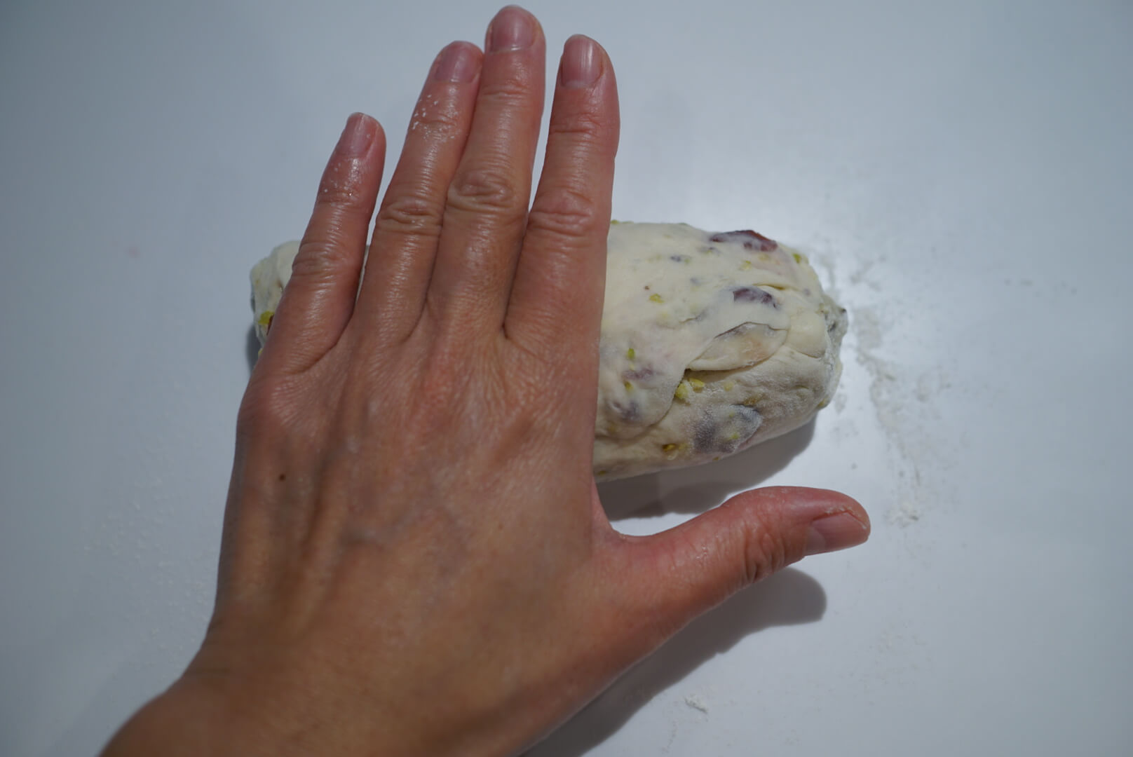 手で転がして、太さを均一にします。