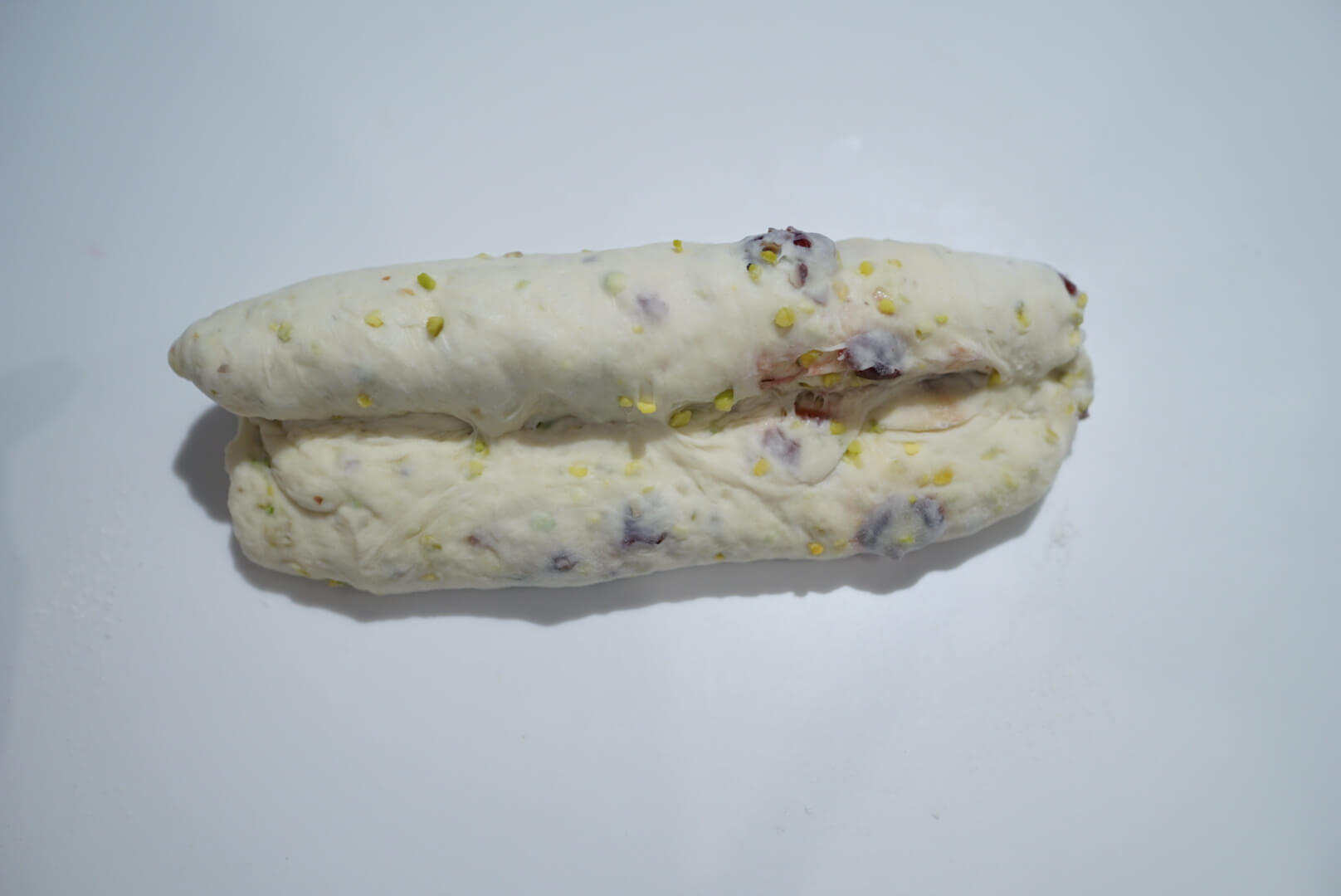 表面の生地を引っ張るイメージで生地を巻いていきます。