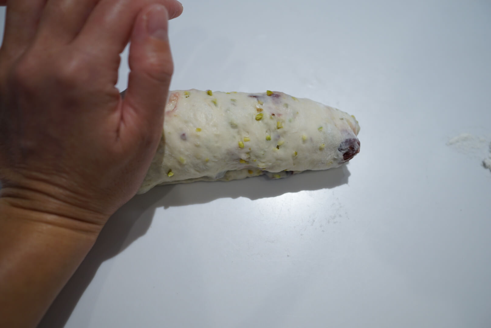 巻き終わりは、指でつまんで閉じます。