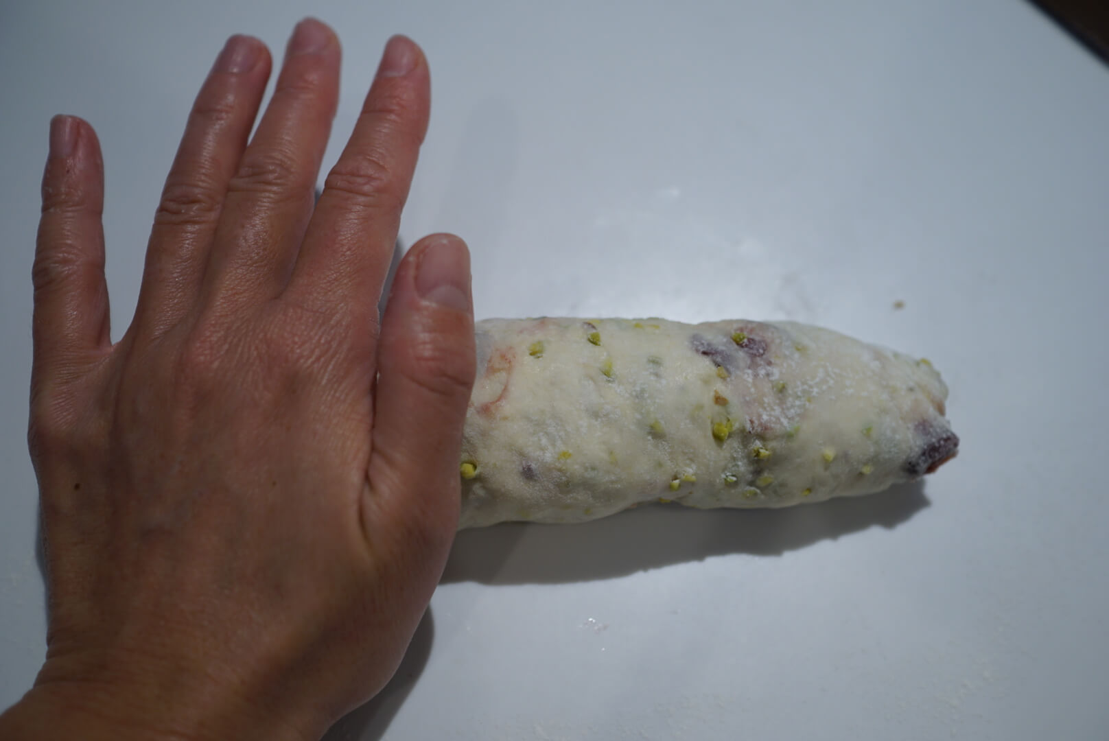 生地を転がして長さを調整します。