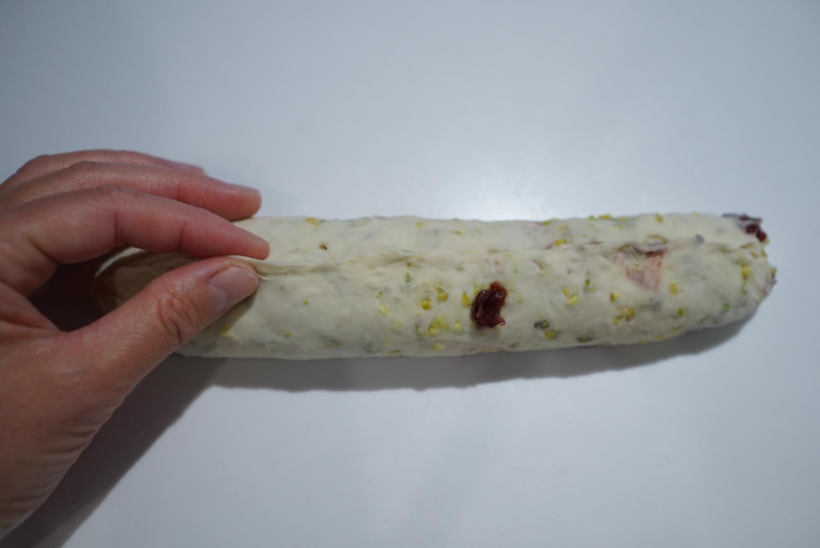 もう一度閉じ目をつまんでおきます。