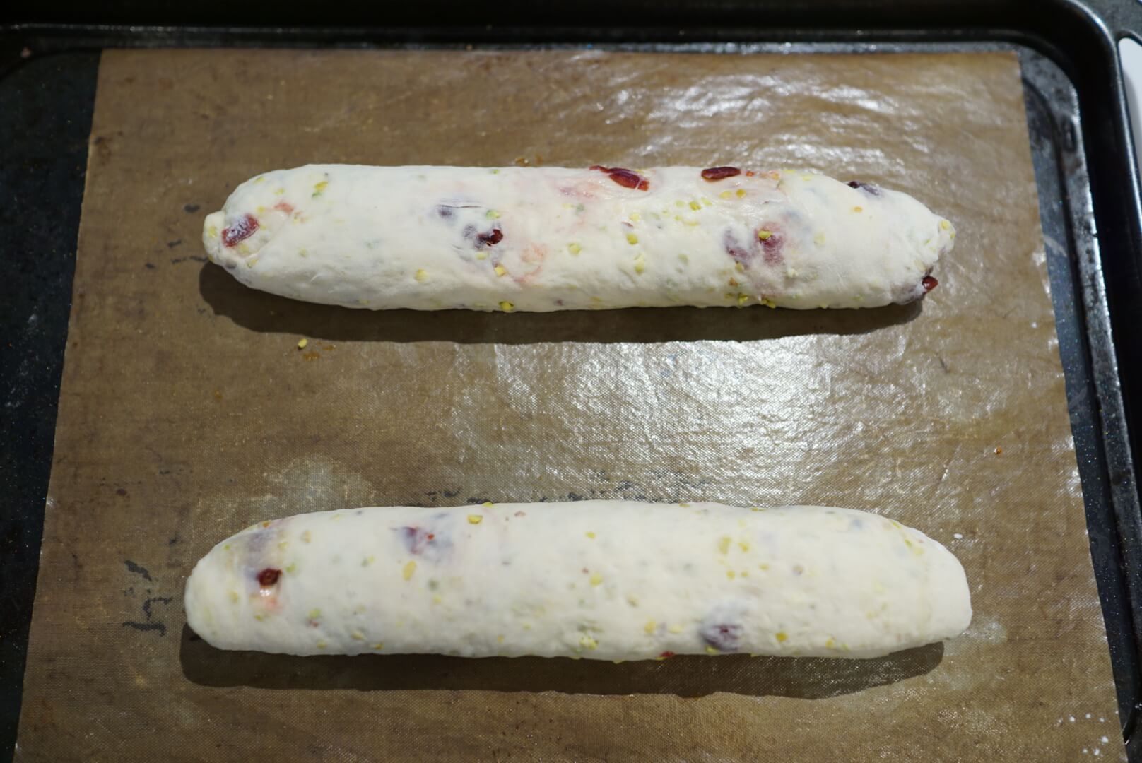 天板にオーブンシートを敷き、閉じ目を下にして生地を並べます。