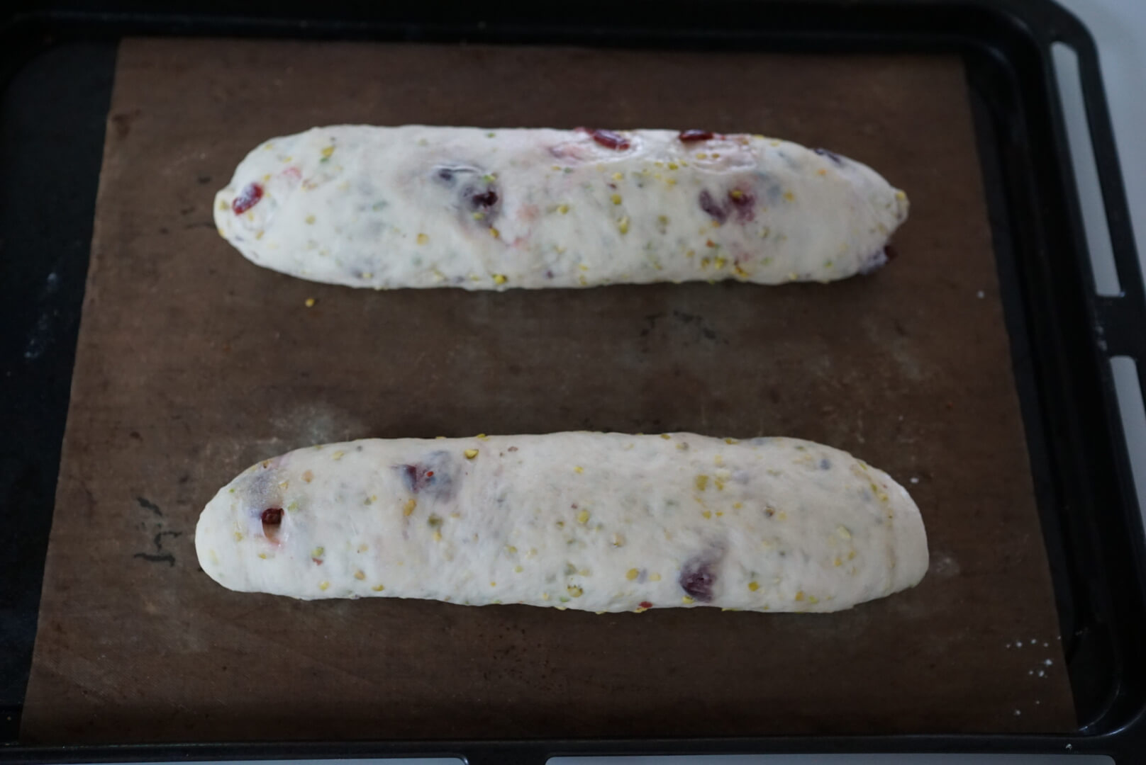 1.5倍程度に膨らんだところで発酵完了です。 オーブンをスチームありの300度に予熱します。（または、スチームありでオーブンの最高温度に予熱します）