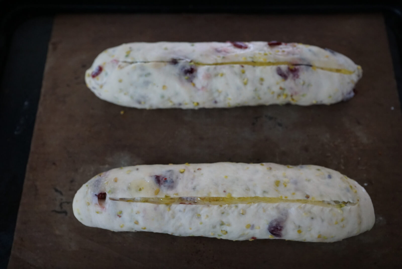 クープを入れて、オリーブオイルをクープ部分に垂らします。