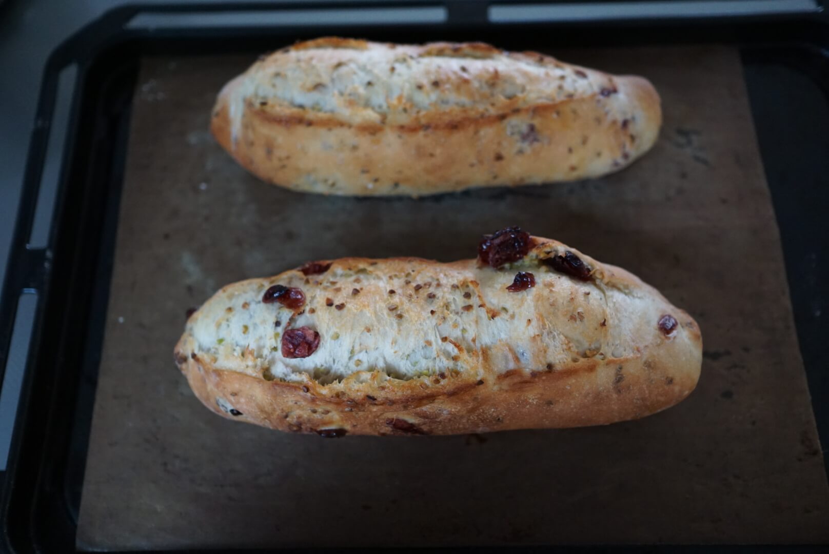 300度スチームありで8分、200度スチームなしで10分焼成します。 （または、オーブンの最高温度スチームありで10分、200度スチームなしで8分焼成します）