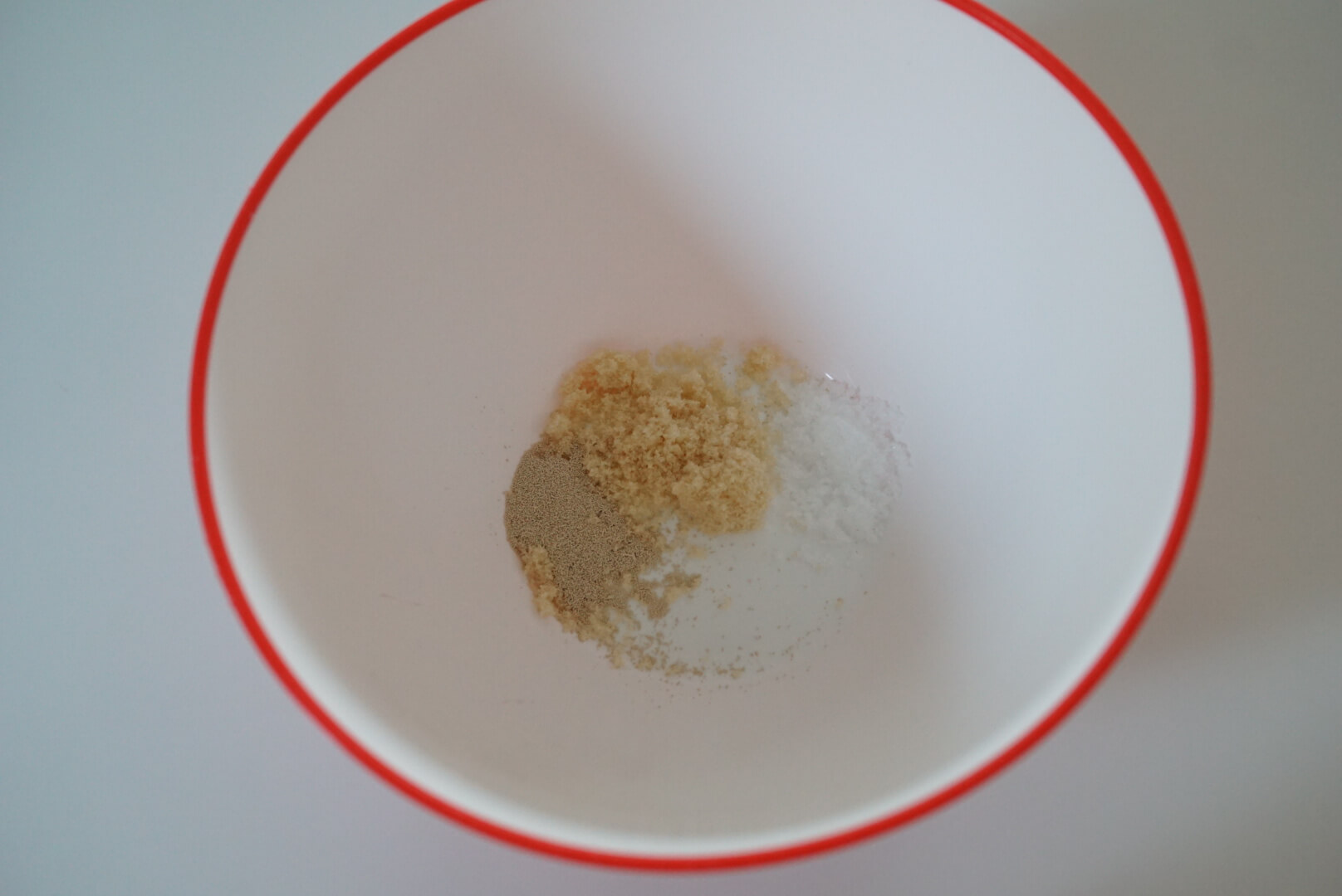 インスタントドライイースト・砂糖・塩をボウルに入れます。