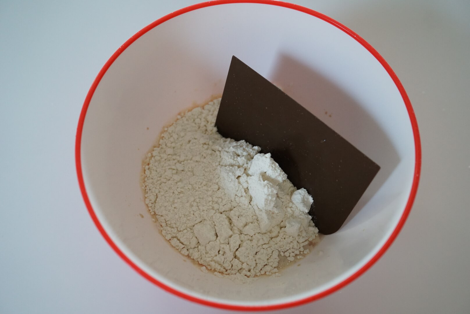 準強力粉を入れて、カードで切るように混ぜます。 練らないように（捏ねないように）混ぜてください。