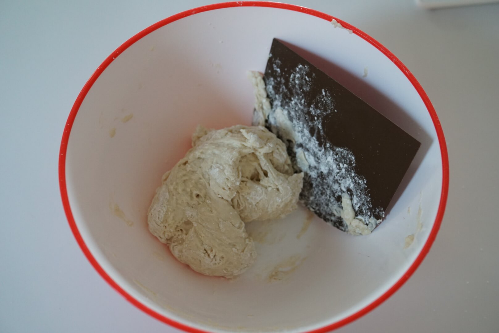 粉っぽさが少し残っている状態で混ぜるのをやめます。