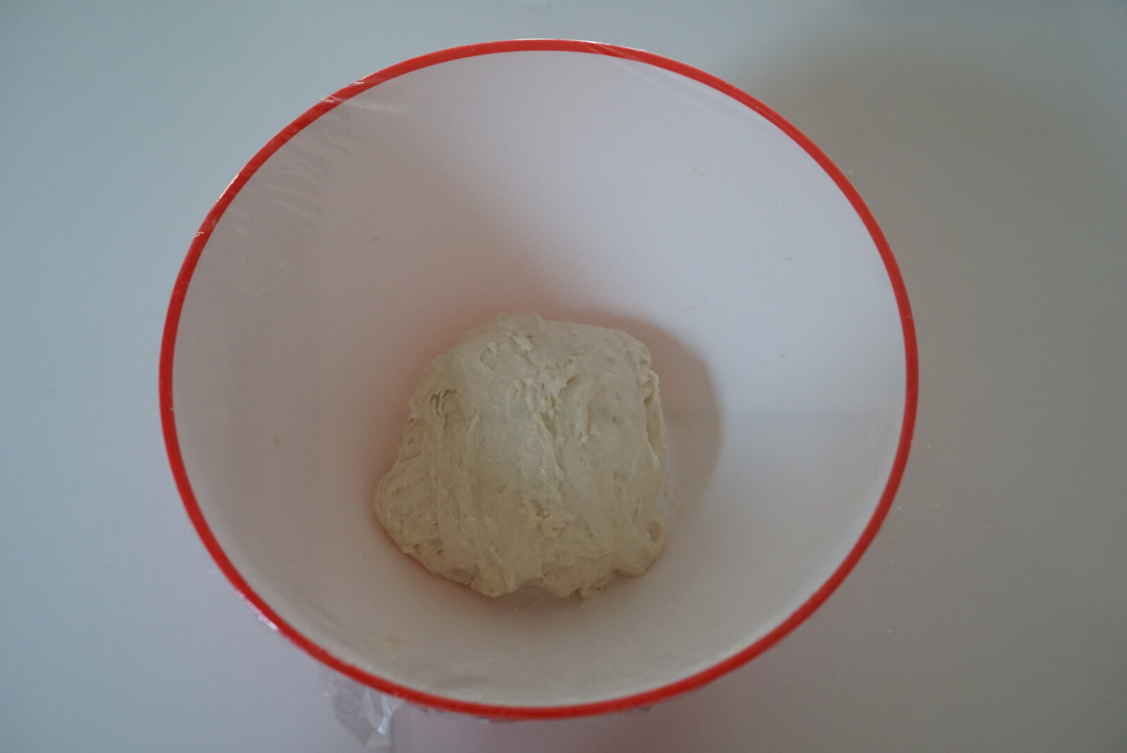 手を水（分量外）で濡らして生地をまとめます。手が濡れていれば、くっつくことはありません。