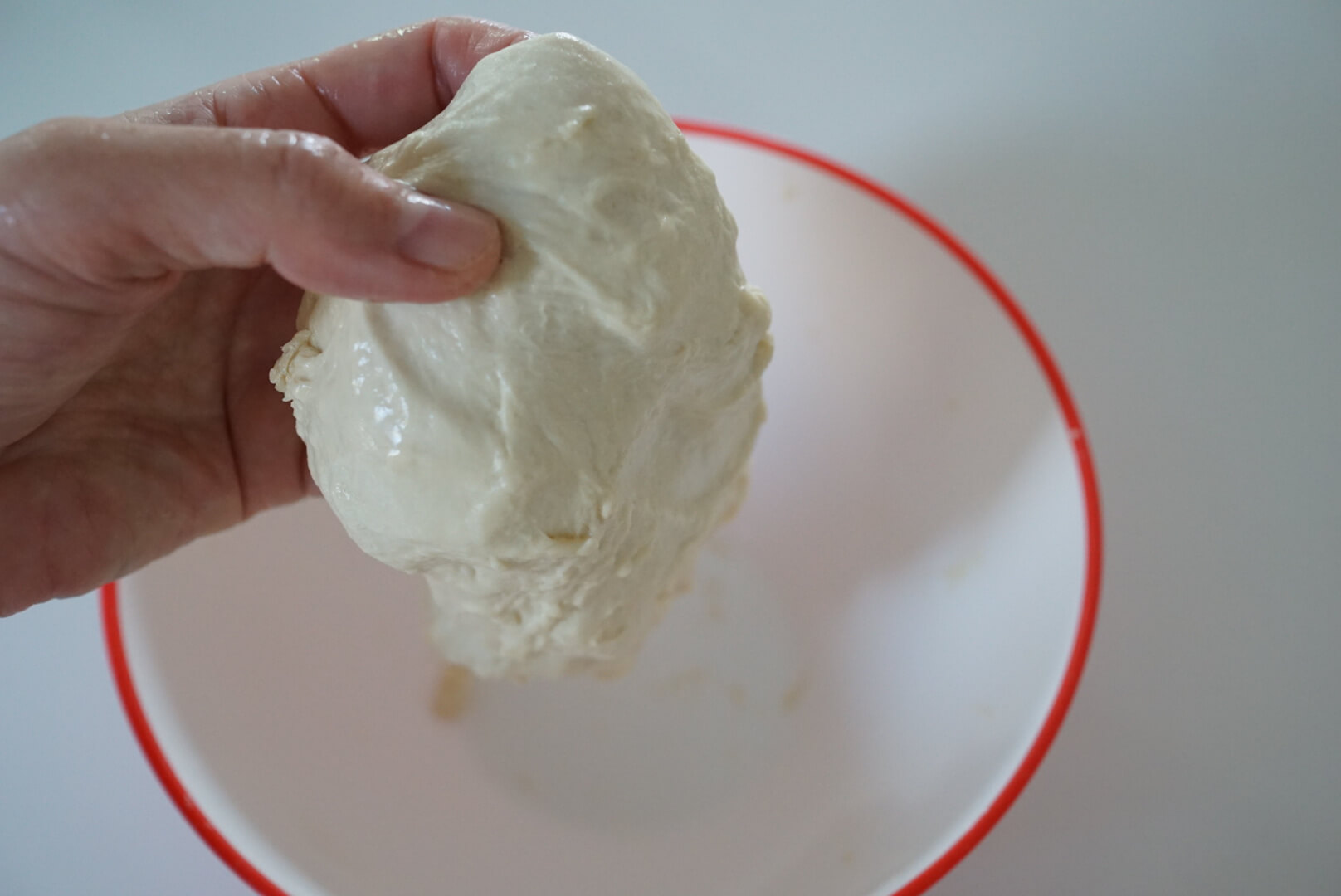 手を濡らして生地を丸め直します。