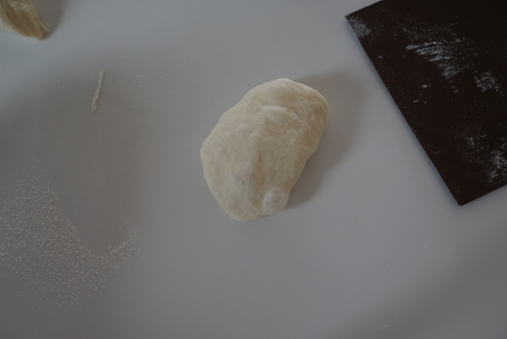 分割した生地を半分に折りたたみます。