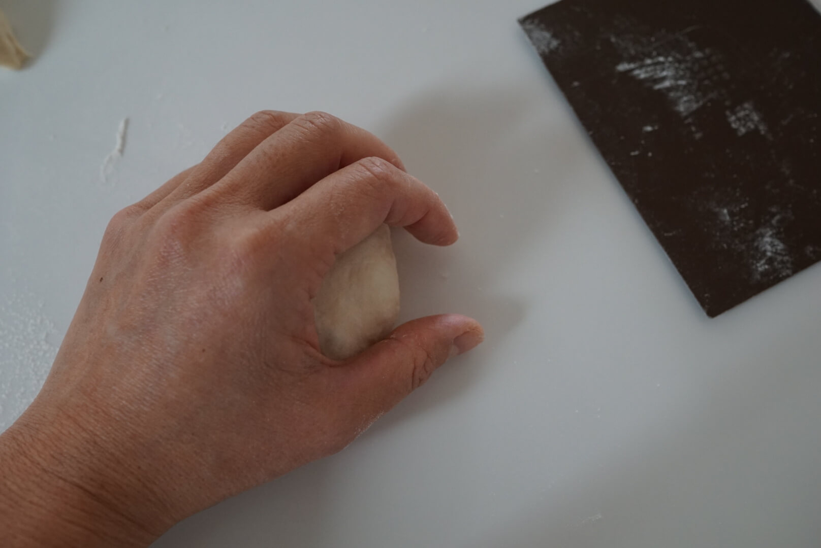 手の中で転がすようにして丸く成型します。
