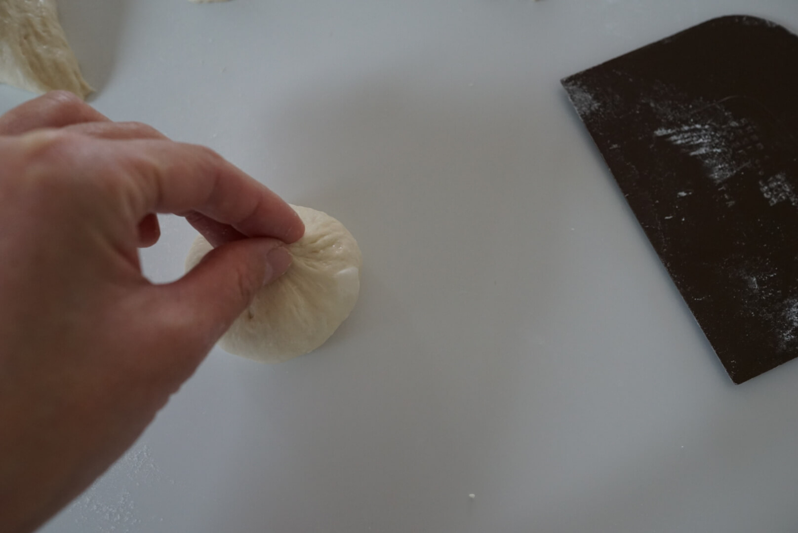 閉じ目をつまみます。