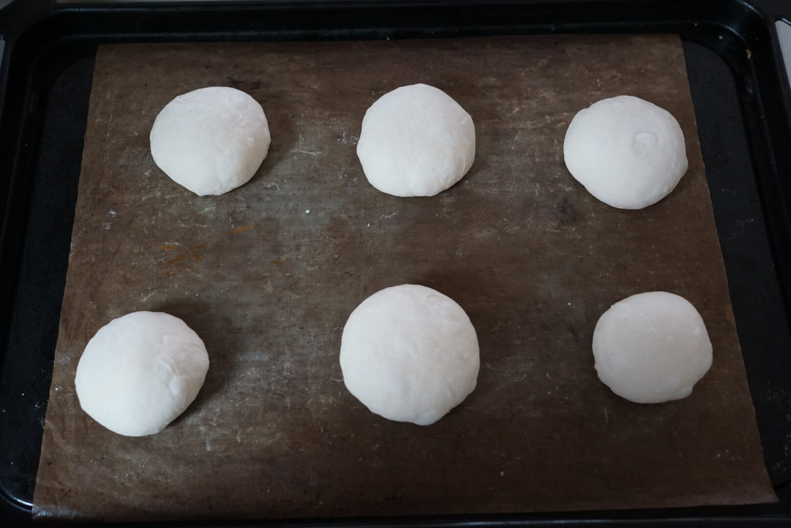 オーブンシートを敷いた天板に閉じ目を下にして生地を並べます。