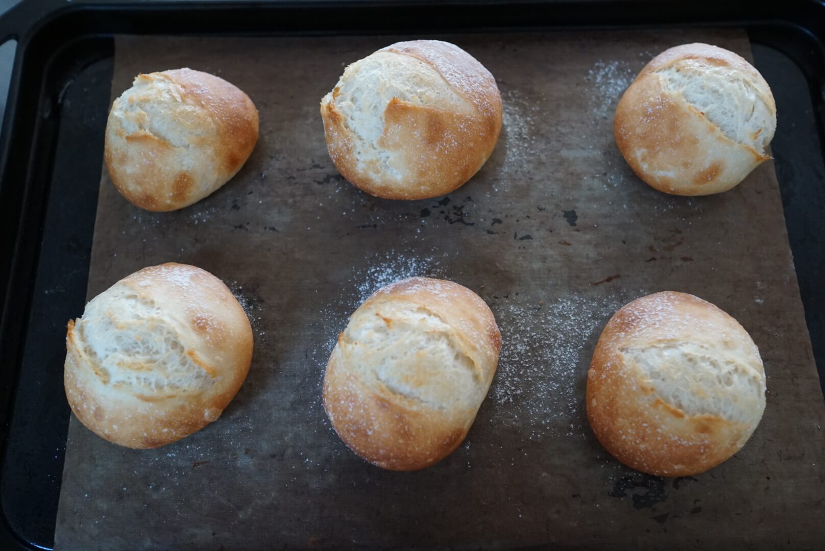 250度スチームありで7分、190度スチームなしで7分焼成します。