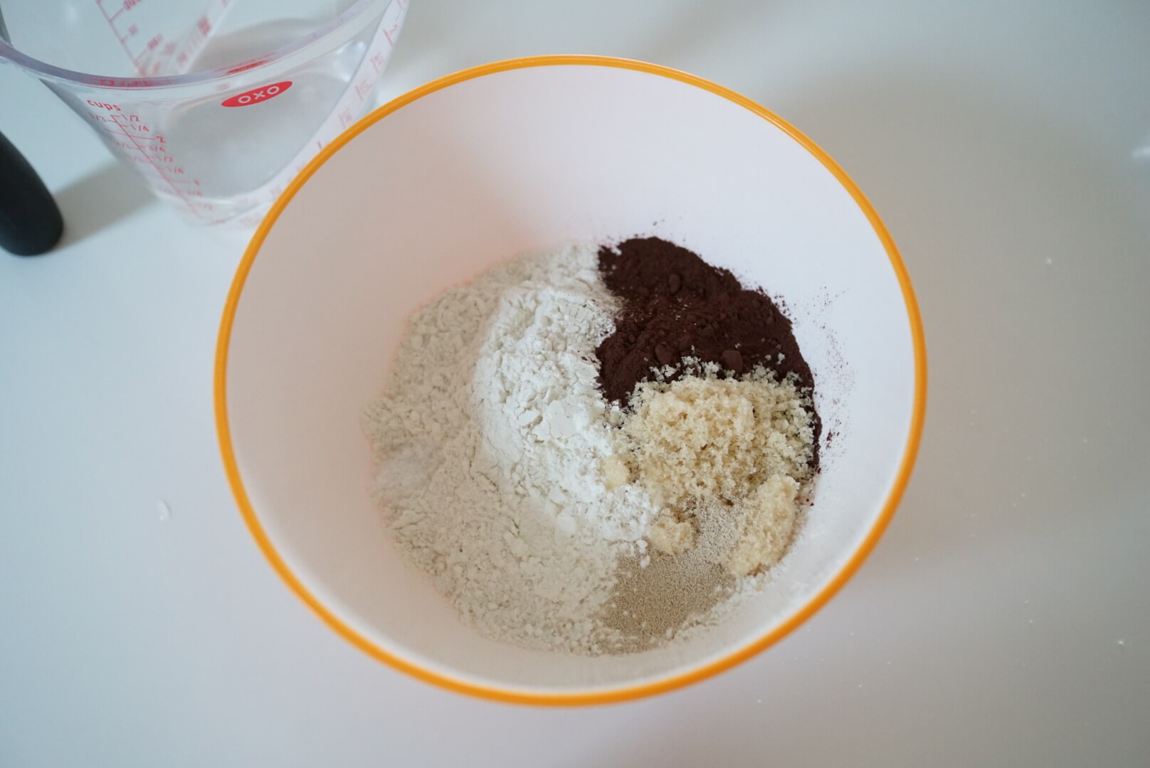 ボウルに準強力粉・ドライイースト・砂糖・塩を入れておきます。