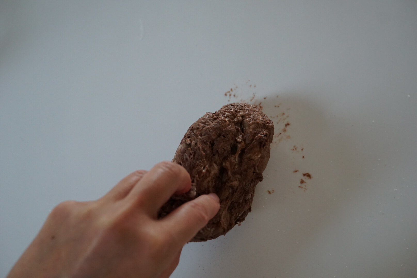 ある程度生地がまとまったところで捏ね台に出します。 生地をつかんでは台に叩きつける、を3分程度繰り返します。