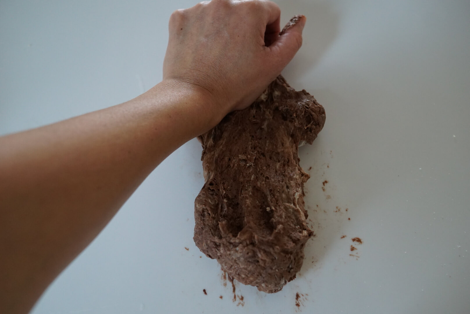 7分ぐらい台にこすり付けるように捏ねます。