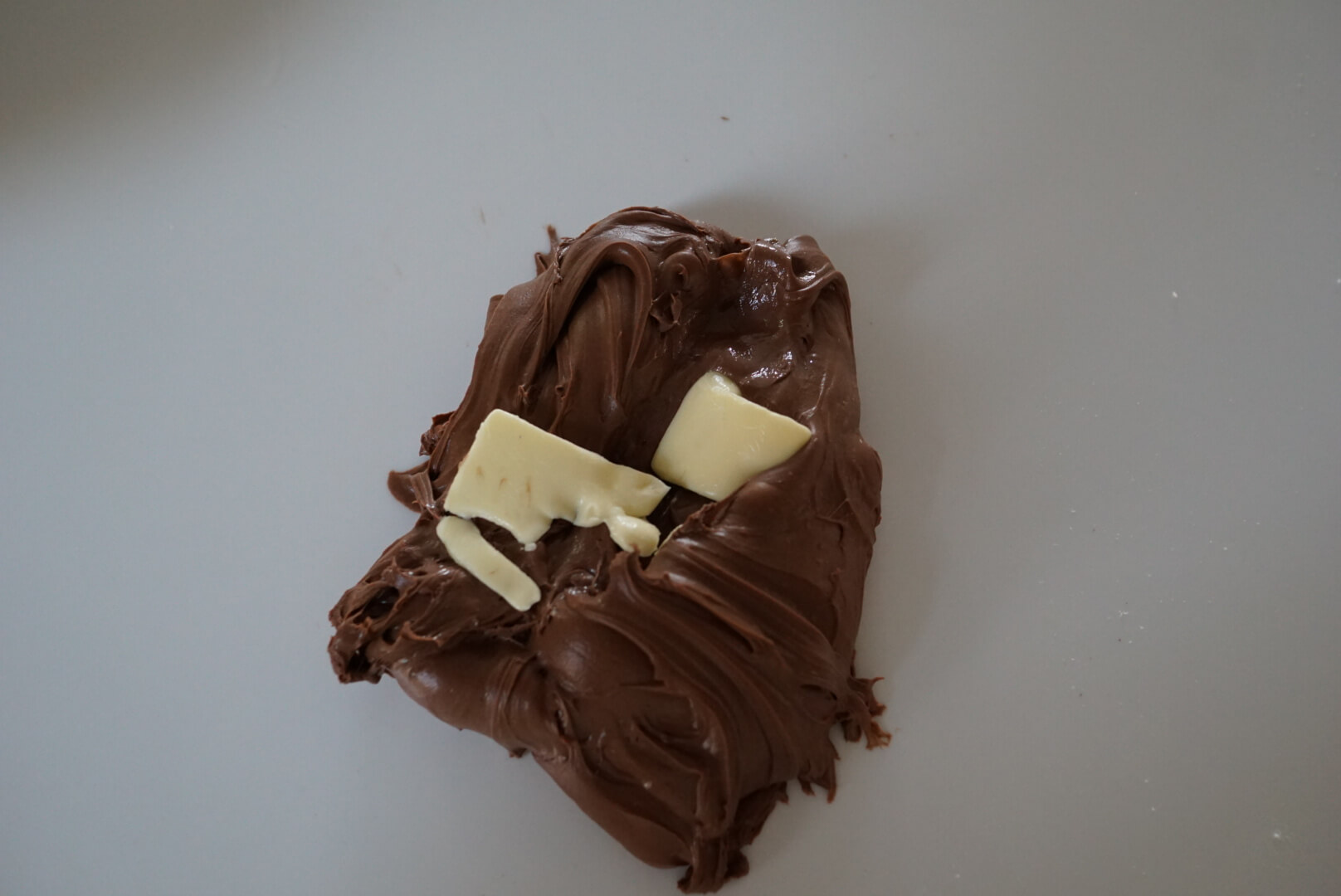 バターを加えてさらに捏ねます。 せっかくまとまった生地がバラバラになりますが、表面のテカリが消え、しっとりするまで約5分程度捏ねます。