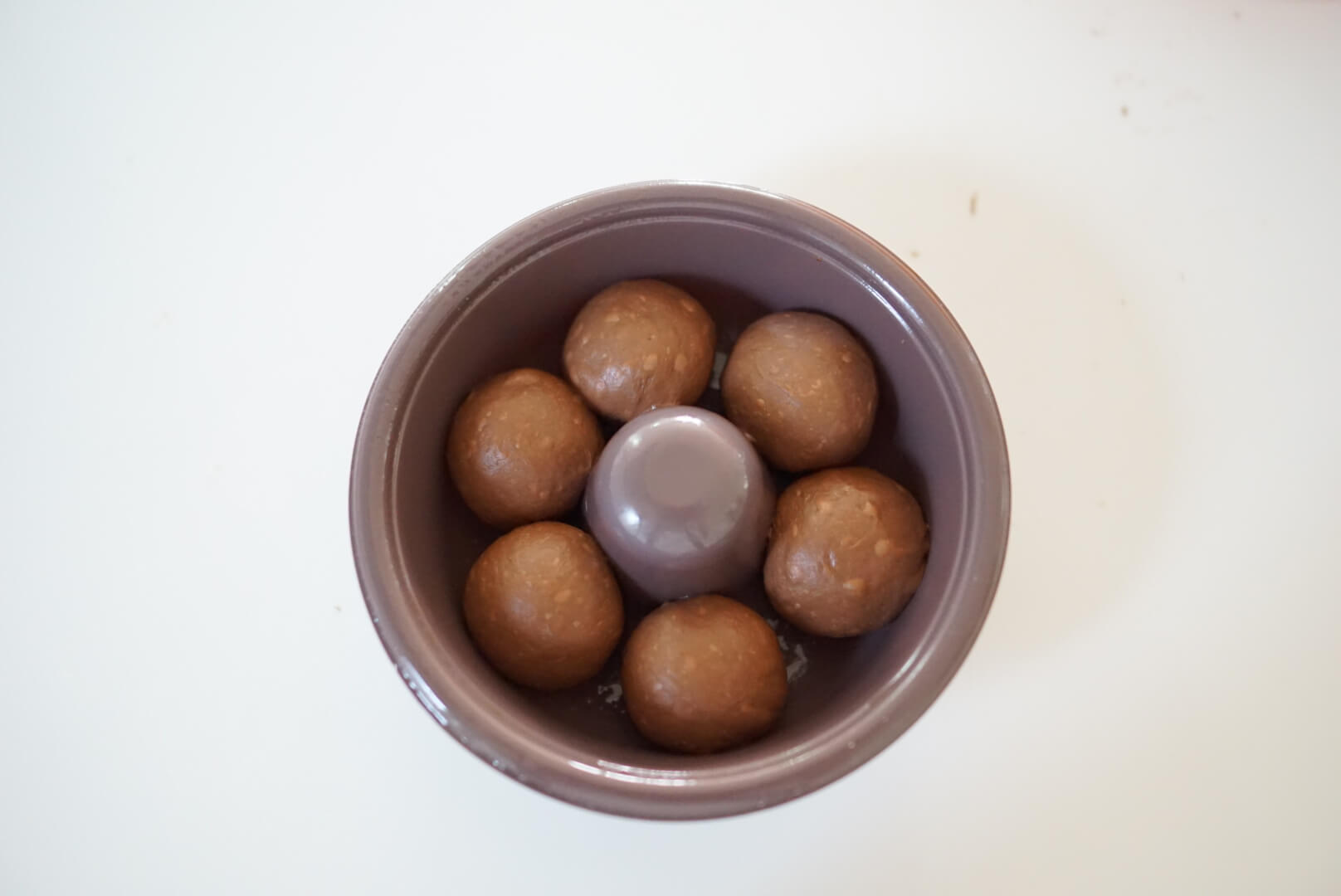 丸めた生地を型に入れます。