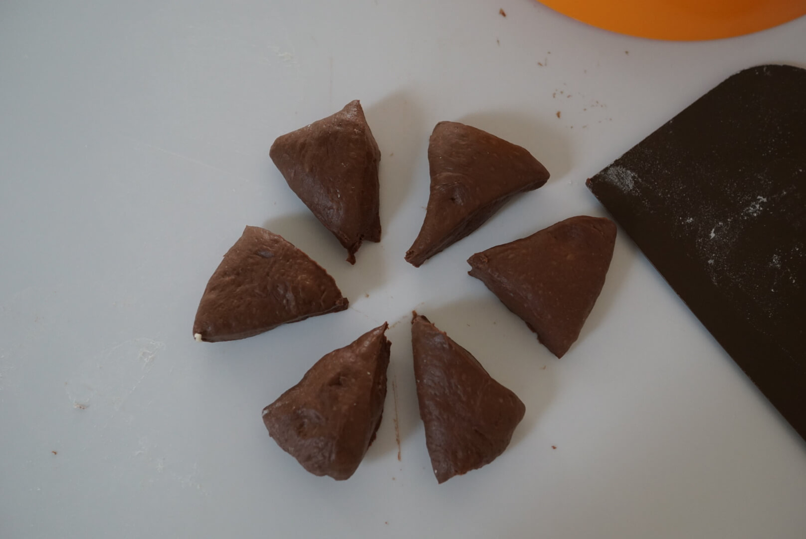 それぞれの生地を６分割し、丸めます。