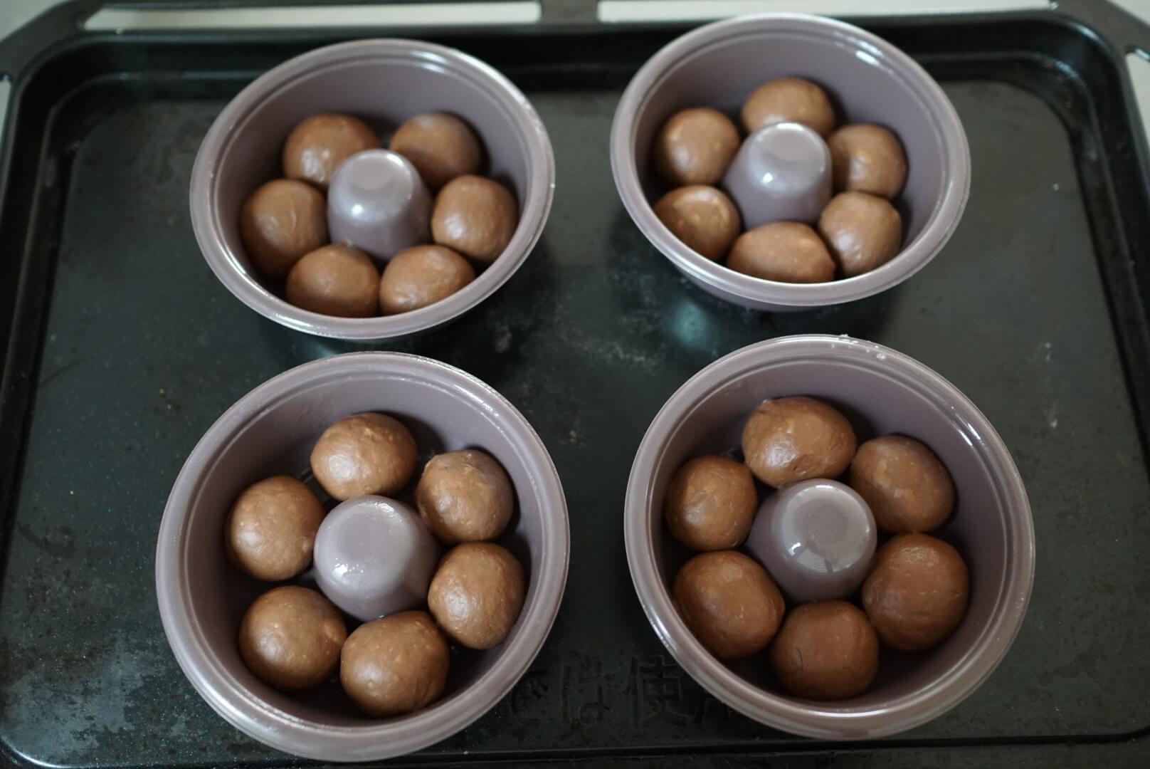 【二次発酵】 ラップをかけて、暖かいところで40分～50分発酵させます。