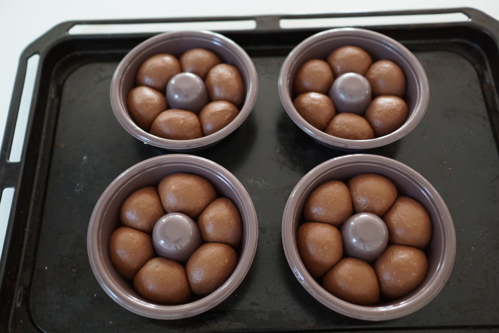 生地が1.5倍～2倍に膨らんだところで二次発酵完了です。 オーブンを180度に予熱します。