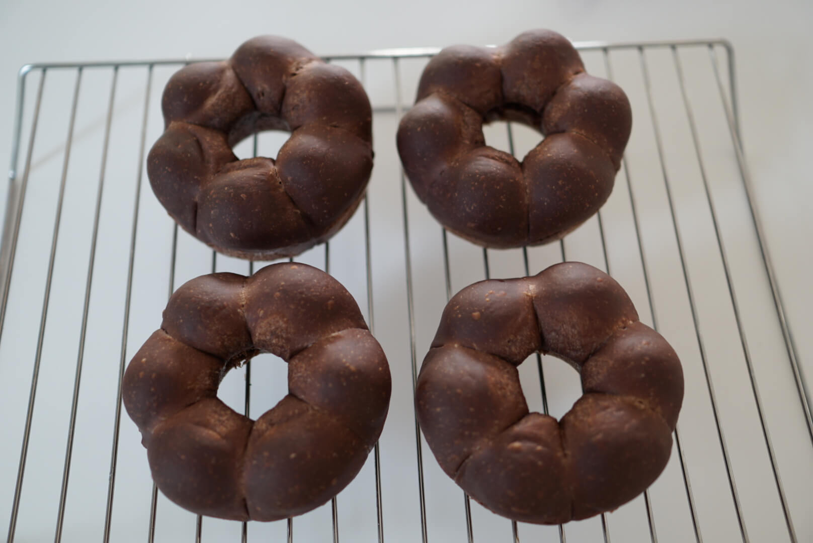 ケーキクーラーに乗せて、粗熱を取ります。