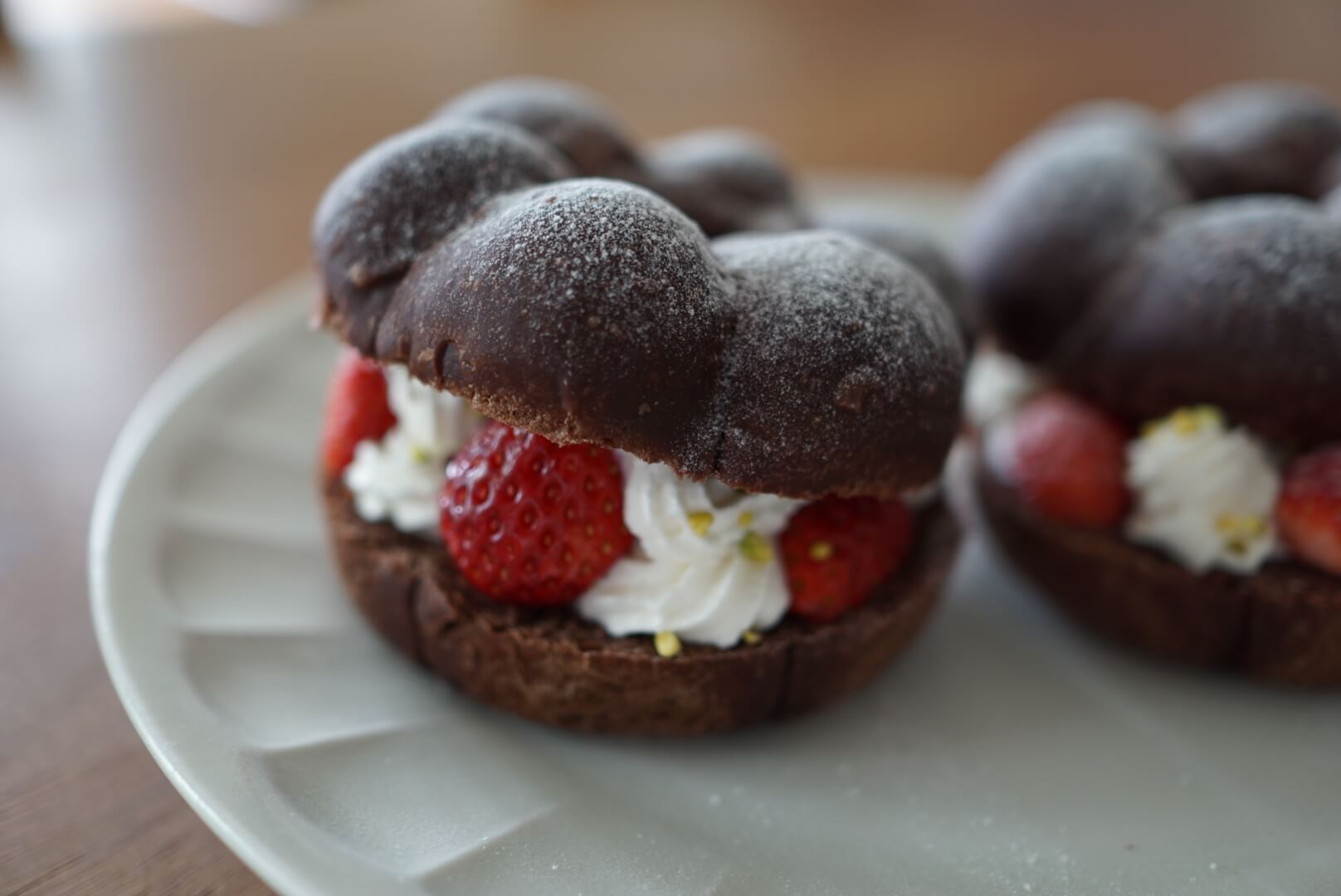 横にスライスし、生クリームや苺を挟んで出来上がりです。 写真はピスタチオもふっています。