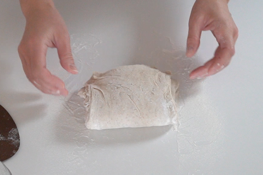 奥側も三分の一折りたたみます。