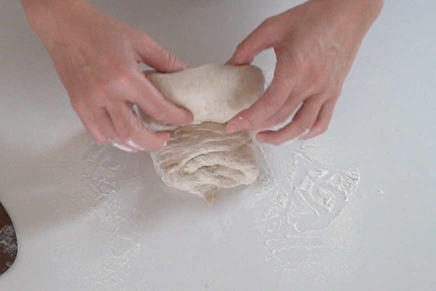 手前から向こう側に丸めていきます。