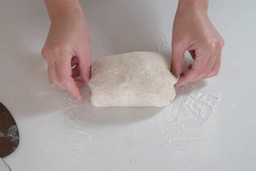 左右の生地を底へ伸ばしてくっつけます。