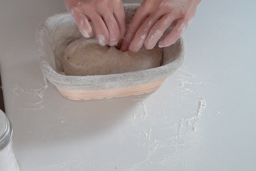 とじ目をつまんでおきます。