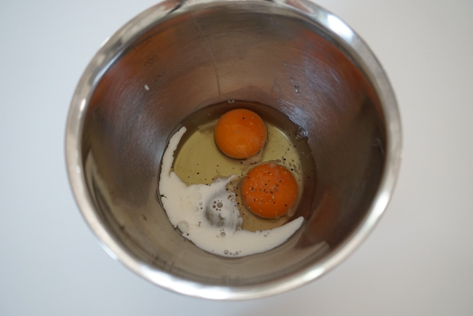 卵・牛乳・塩胡椒をボウルに入れます。