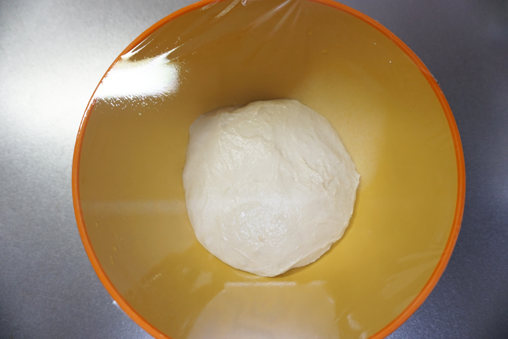 一次発酵（1）：ラップをかけ、暖かいところで約3倍ぐらいになるまで発酵させます。