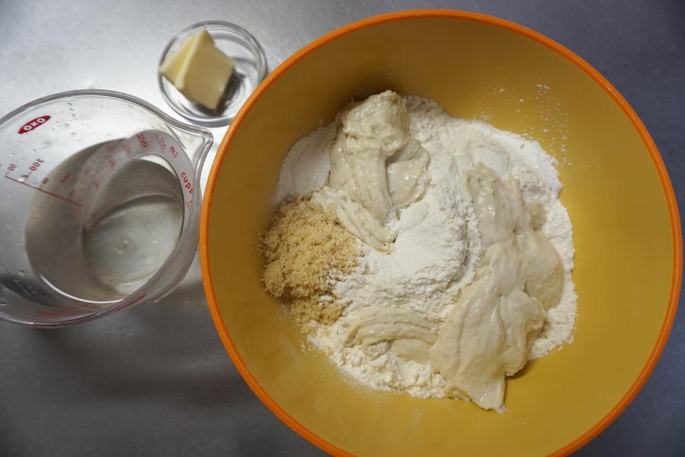 ボウルに強力粉・ドライイースト・砂糖を入れておきます。<br /> バター、塩、ぬるま湯はそれぞれ別に用意しておきます。