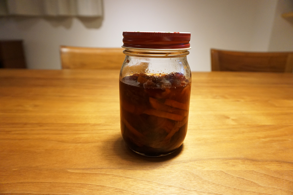 レーズン、イチジク、オレンジピール、アプリコット、クランベリーなどをラム酒につけて冷蔵庫で保管します。