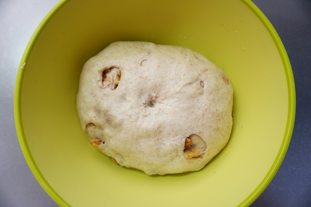 フィンガーテスト:生地が約2倍に膨らんだところで指に強力粉(分量外)を付け、生地の中央を穴をあけるように押します。<br /> 生地が戻って来なければ発酵完了です。