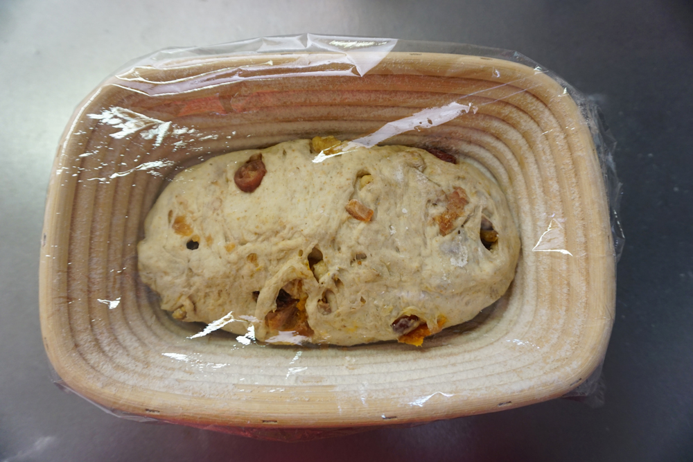 とじ目を上にして、生地を発酵かごに入れます。上から軽く押えます。