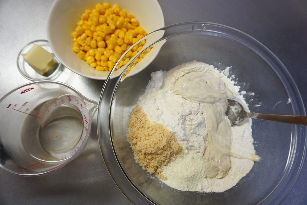 ボウルに強力粉・ドライイースト・砂糖・塩を入れておきます。 バター、ぬるま湯、コーンはそれぞれ別に用意しておきます。