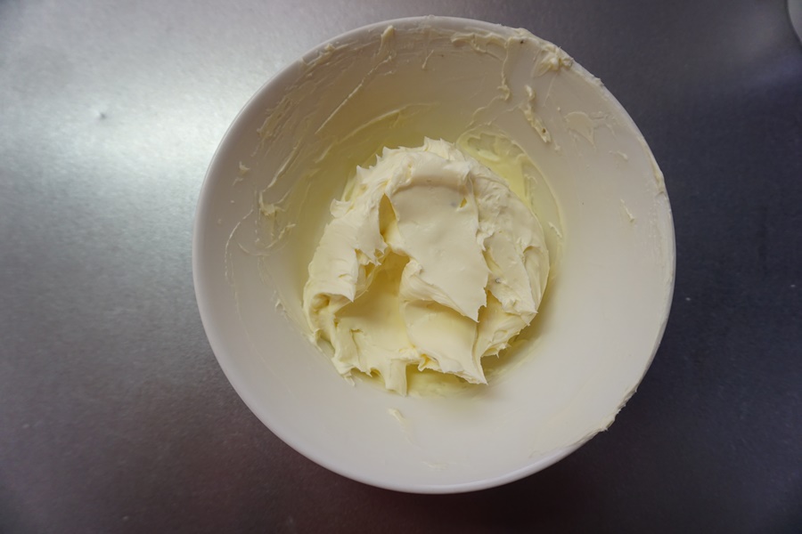 クリームチーズは室温で柔らかくしておき、レモン汁を混ぜておきます。