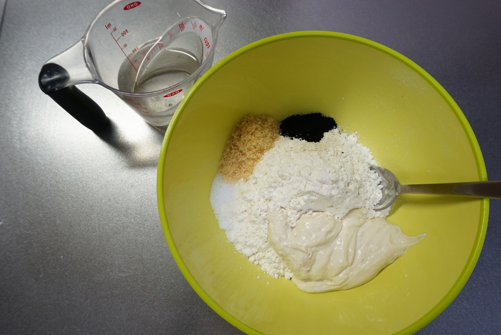 ボウルに準強力粉、ブラックココア、砂糖、中種、塩を入れ、ぬるま湯（夏場は冷水）、チョコチップは別に用意しておきます。