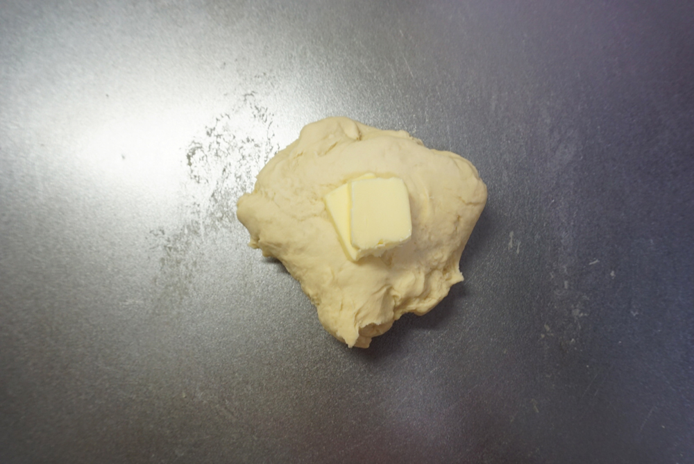 バターを加え、表面のテカリがなくなるまで5分程度捏ねます。